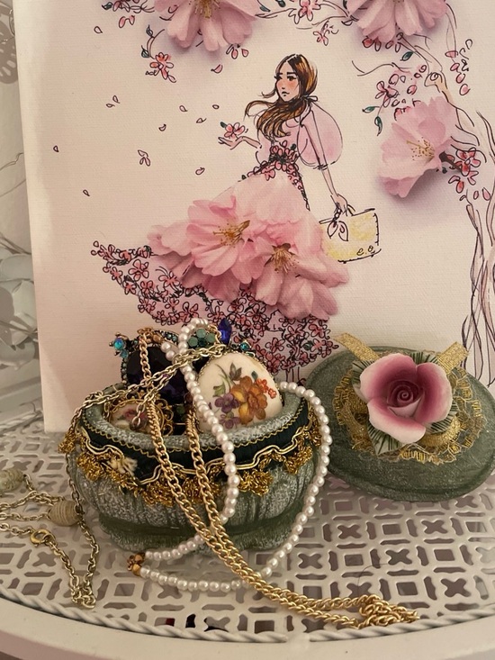 Jewelry - 🫖🌸 Vintage Trinket Box Filled with Jewelry